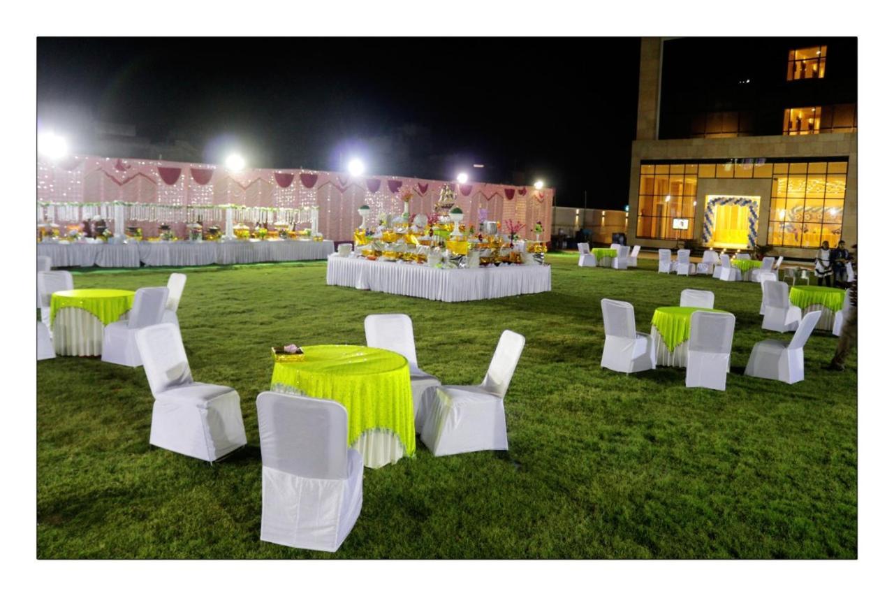 Hotel Grand Surya Kodarma Buitenkant foto