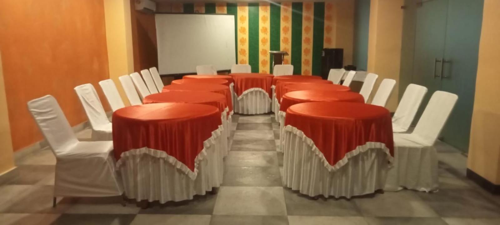 Hotel Grand Surya Kodarma Buitenkant foto
